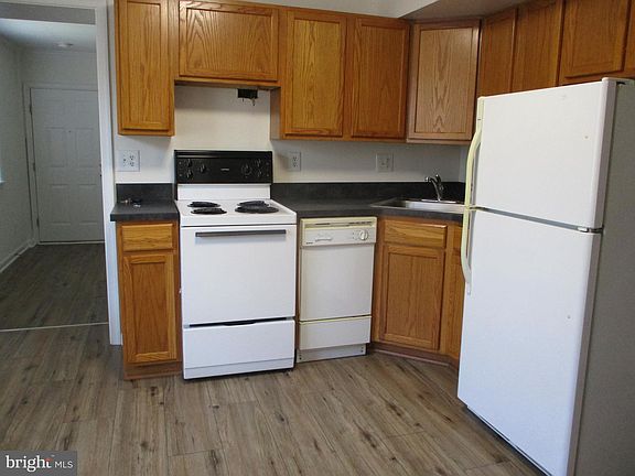 4th image of 22756 Lawrence Ave #6
