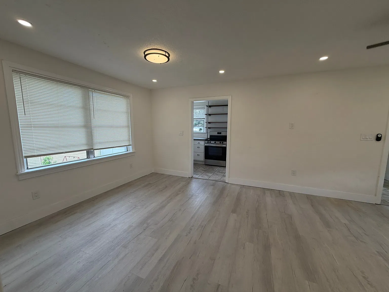 2 bed, 909 sqft, $1,850 — Photo 2