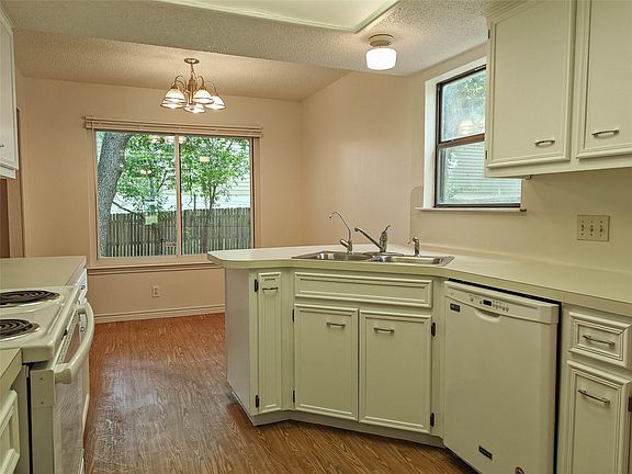 5th image of 306 Lakeway Dr