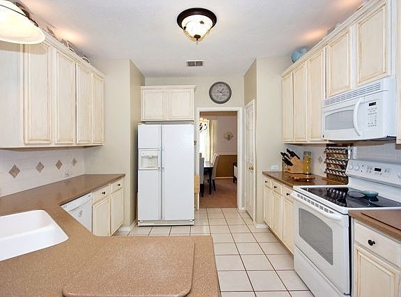 Nice Kitchen Corian Counter Tops And Breakfast Bar. 