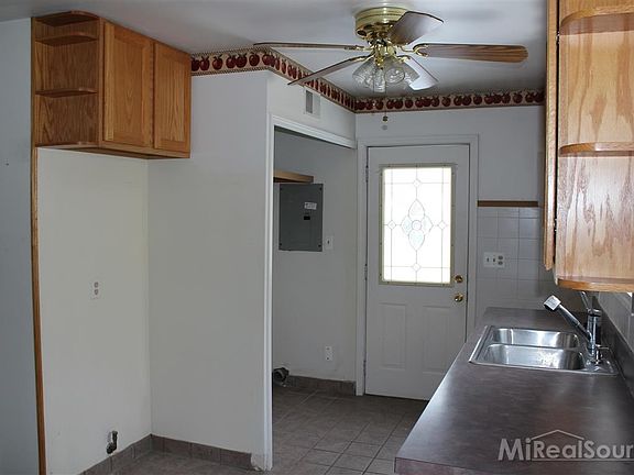 4th image of 22427 Columbus Ave