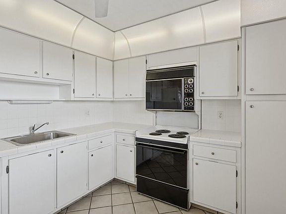 5th image of 3960 Oaks Clubhouse Drive #502