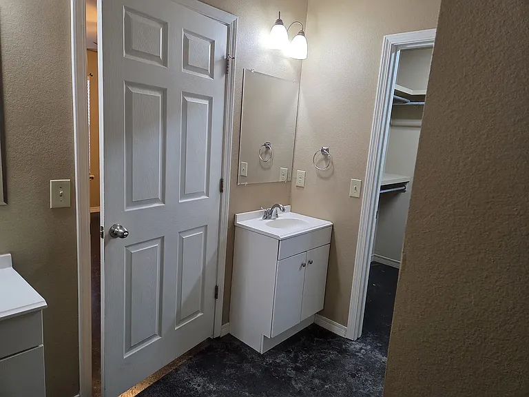 2700 2715 Steves Way — Photo 6
