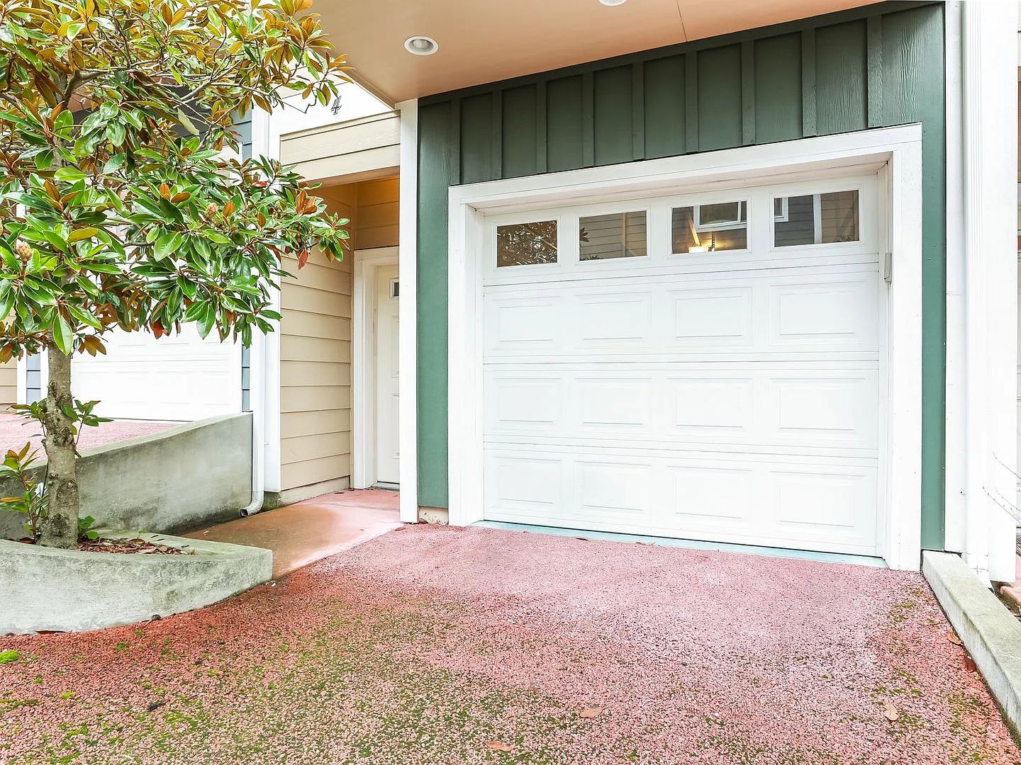 Bright and inviting townhome located in a charming community in Mountlake Terrace. — Photo 2