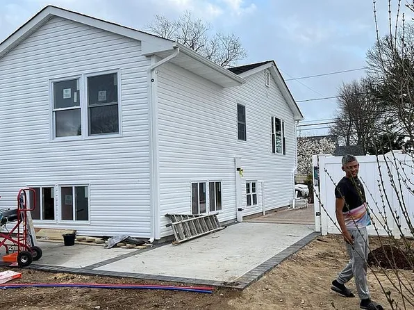 248 44th St, Lindenhurst, NY 11757