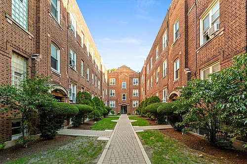 658 W Oakdale Ave #2C Photo 1
