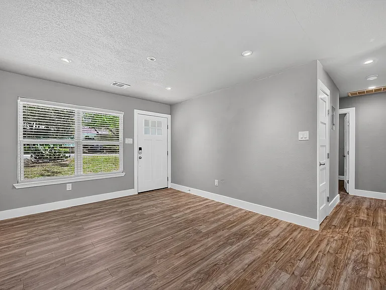 2321 Lakehurst Dr — Photo 9