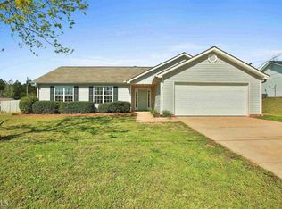 2 Huntington Dr, Grantville, GA 30220