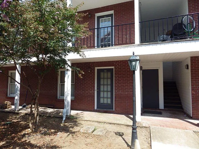 510 E Gillespie St — Photo 3