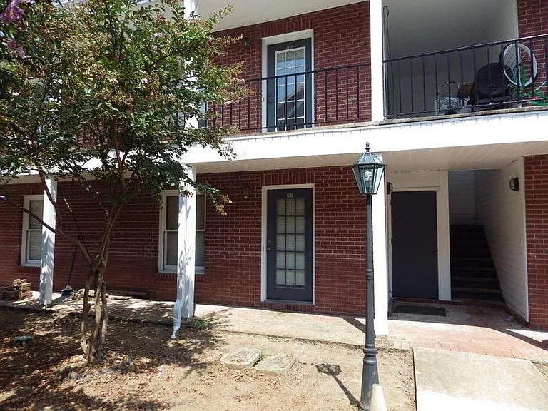 510 E Gillespie St — Photo 3