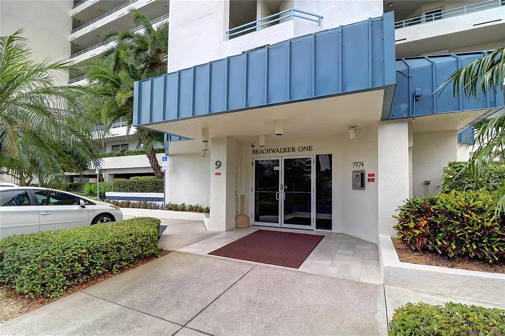 2 bed, 2.0 bath, 1300 sqft, $3,200 — Photo 2