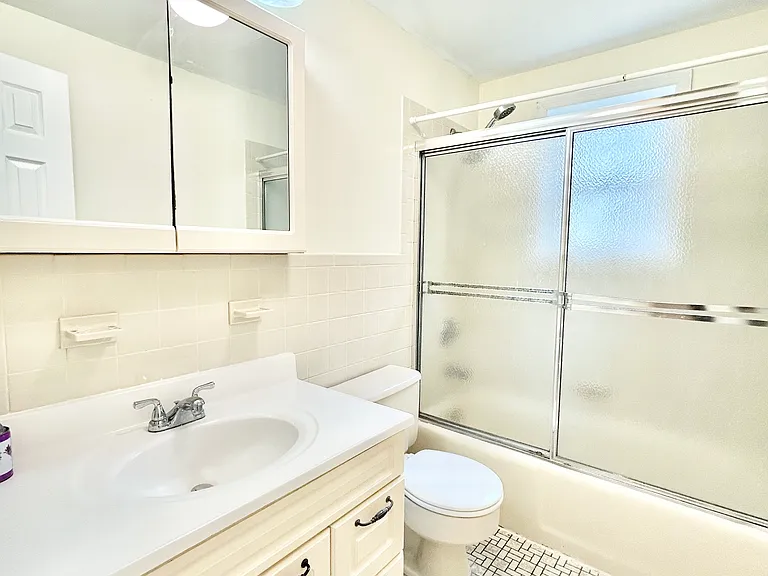 164 Rossiter Ave #1 — Photo 37