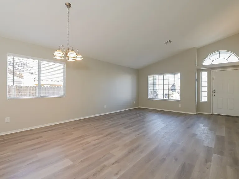 682 Covina Dr — Photo 6