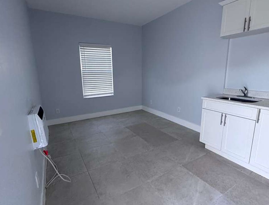 1st image of 221 N H St APT 1