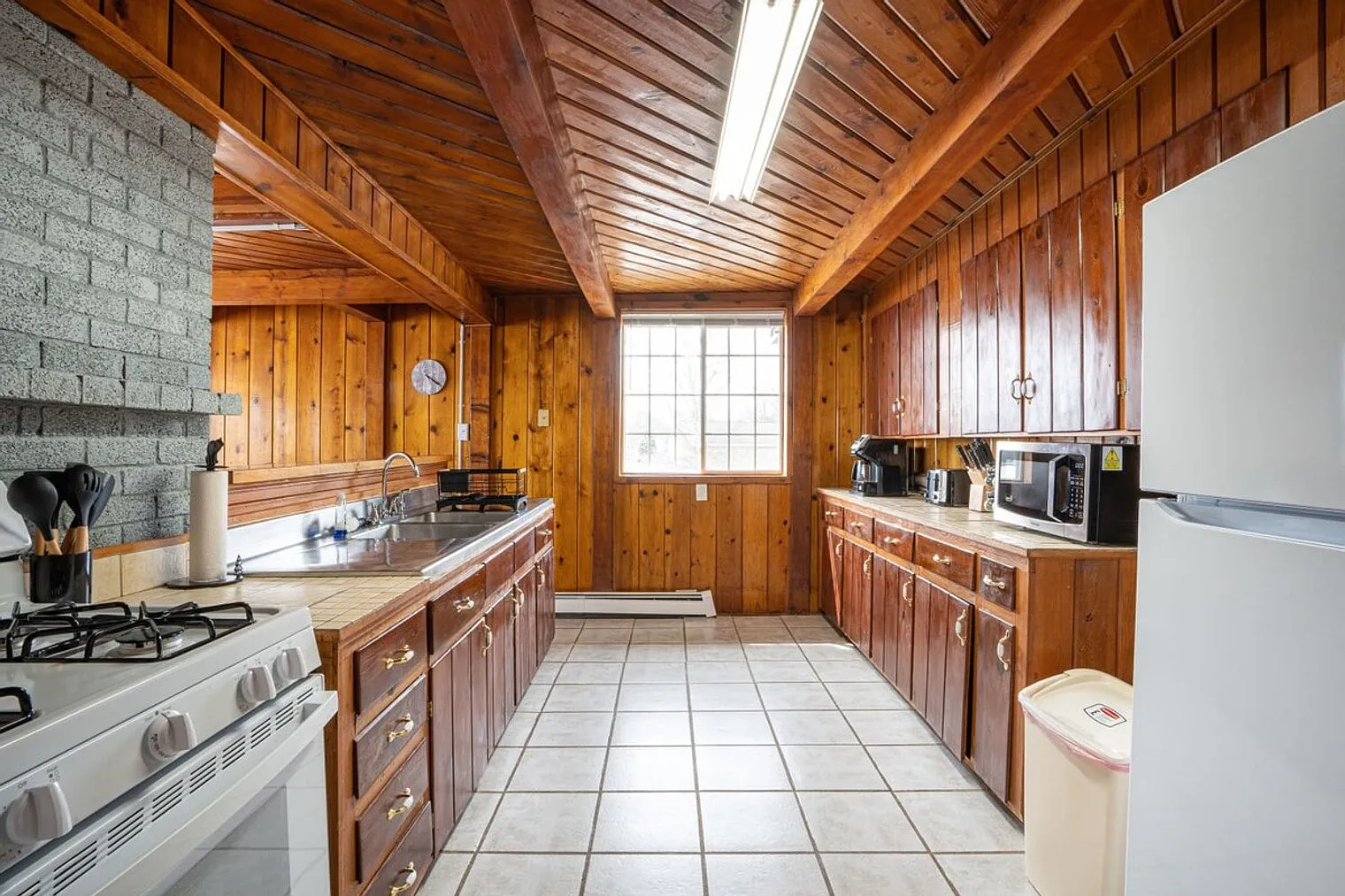 3 bed, 1.0 bath, 1194 sqft, $2,067 — Photo 4