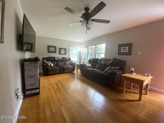 4th image of 1201 Blossom Ln