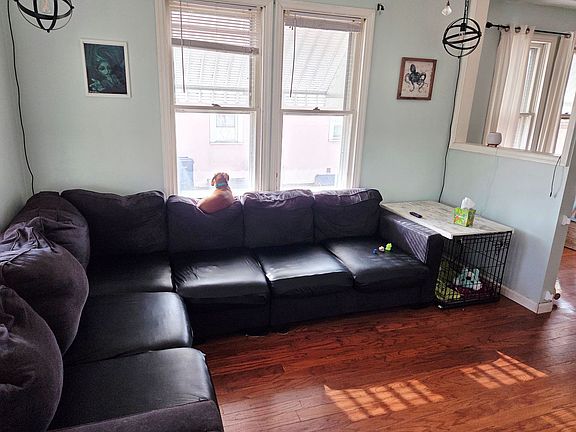 3rd image of 1419 Linden Ave