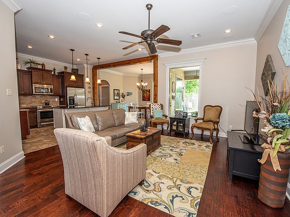 5th image of 116 N Montauban Dr
