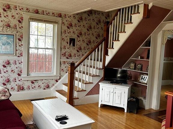 4th image of 42 E Leavitt Street