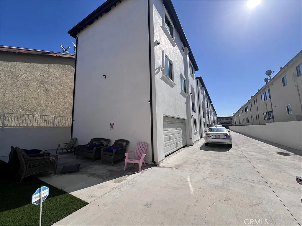 3 bed, 3.5 bath, 2200 sqft, $4,000 — Photo 1
