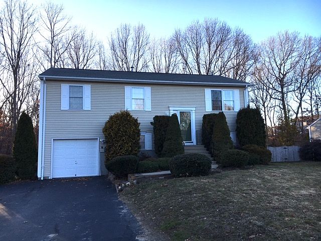 1st image of 14 Remington Farm Dr