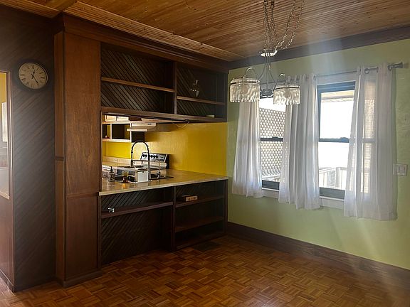 4th image of 915 N Chestnut