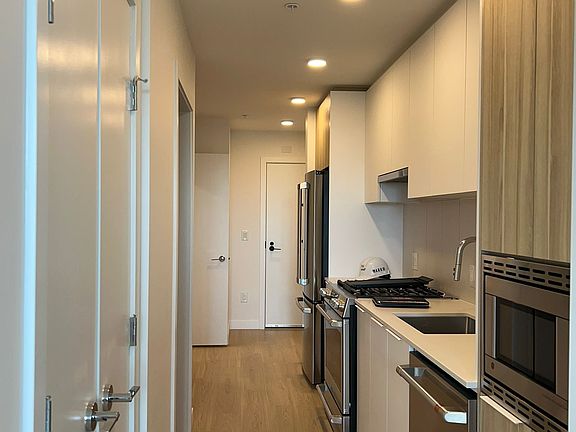 4th image of 2450 Garden Dr #614