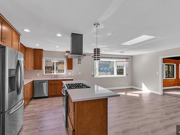 3rd image of 402 Marylinn Dr