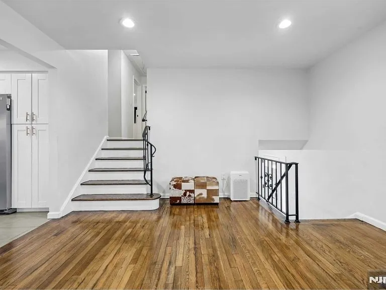 10 Julia St — Photo 12
