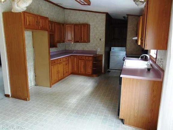 5th image of 100 Spruce Dr