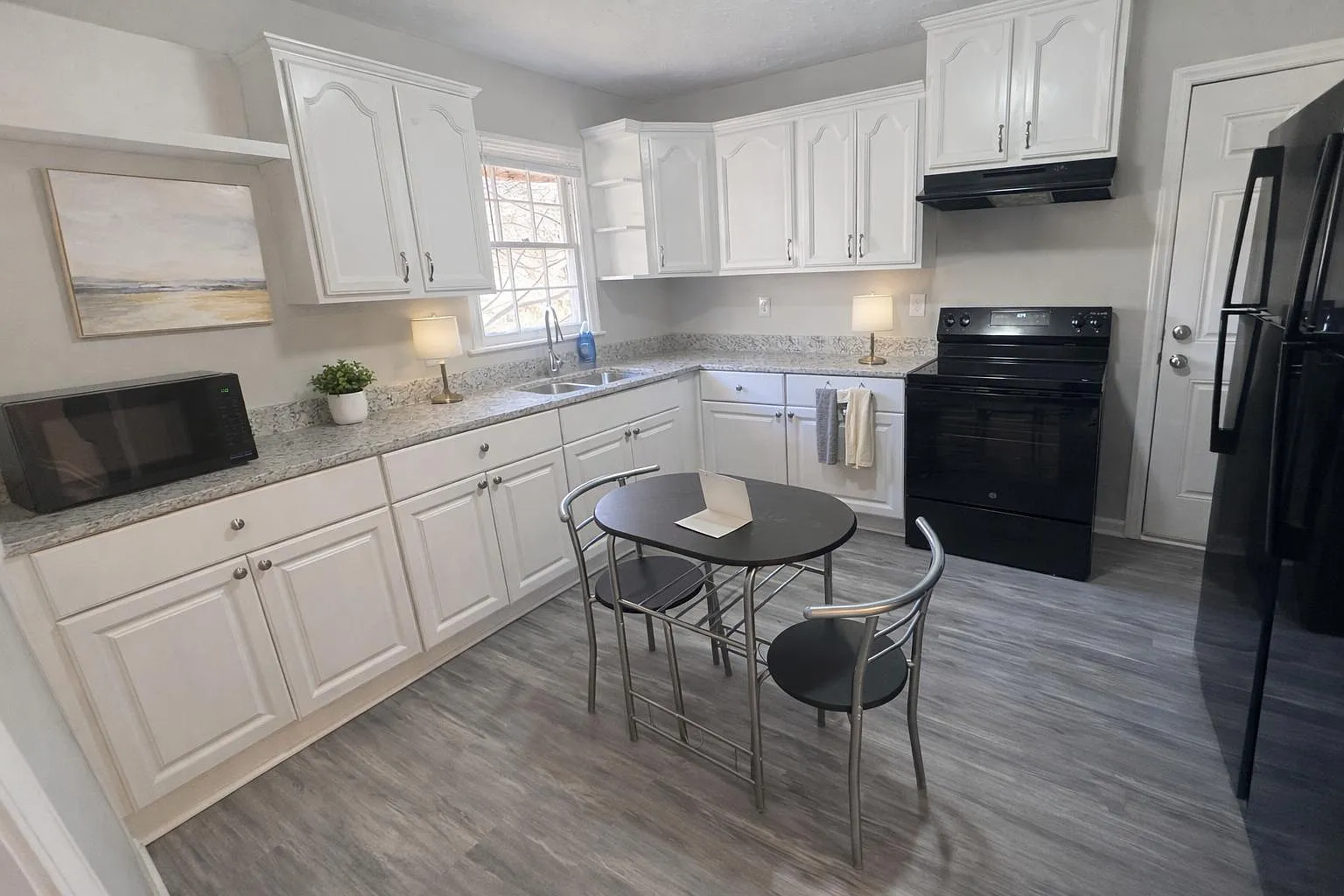 4 bed, 3.0 bath, 2200 sqft, $828 — Photo 2