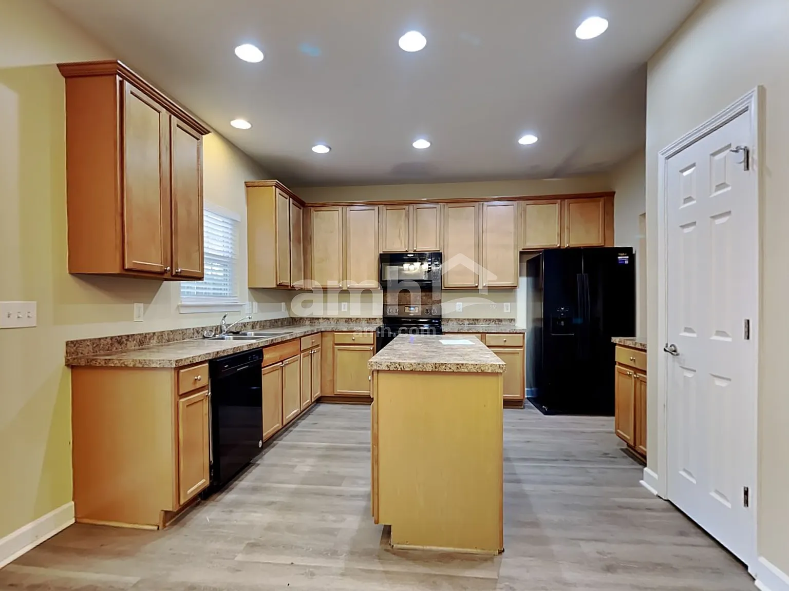 4 bed, 2.5 bath, 2501 sqft, $2,620 — Photo 4