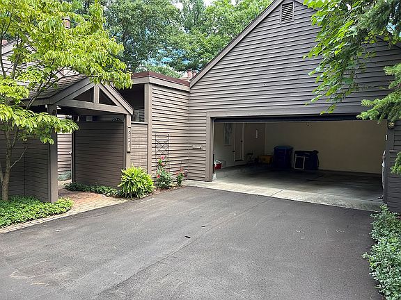 2nd image of 921 Essex Cir