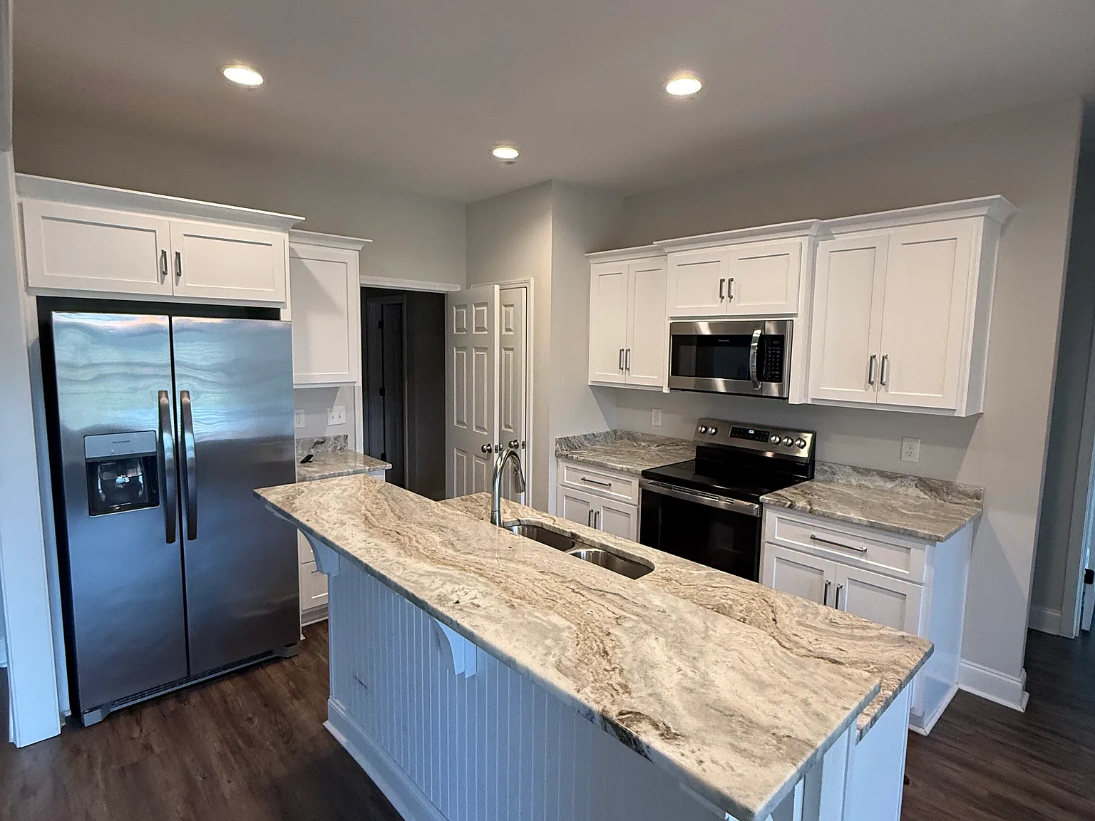 5 bed, 2370 sqft, $3,200 — Photo 4