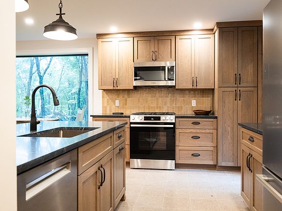 3rd image of 51 Doe View Ln