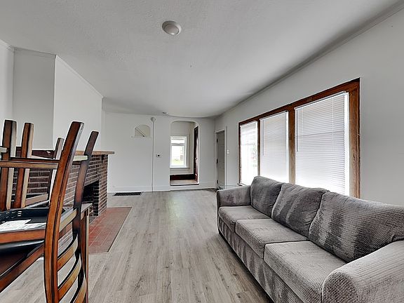 5th image of 1001 S Oak St