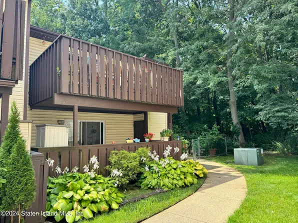 260 Timber Ridge Dr #5260, Staten Island, NY 10306