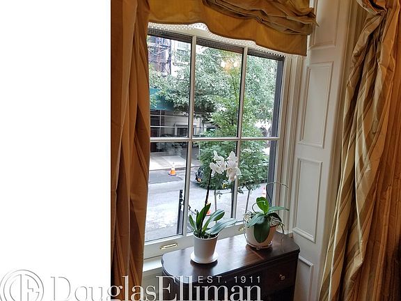 4th image of 214 E 61st St