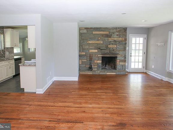 5th image of 102 Parkway Ave