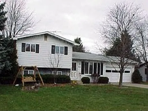 9840 Elmwood Dr photo 1