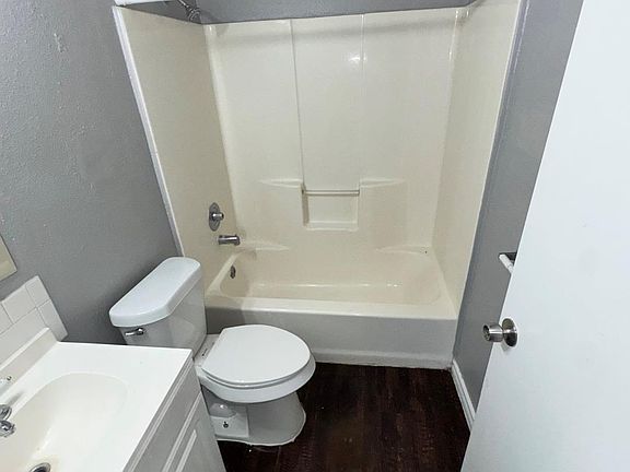 5th image of 830 W Hutchins Pl APT 11