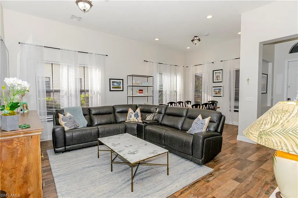 4 bed, 3.0 bath, 2341 sqft, $5,595 — Photo 3