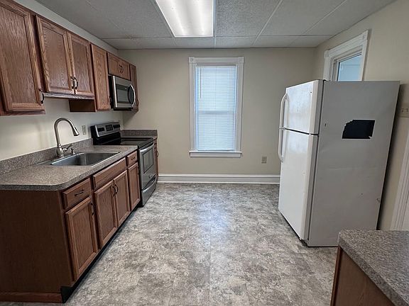 5th image of 652 Broad St Floor 1