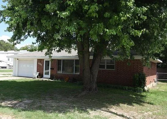 exterior front yard 1