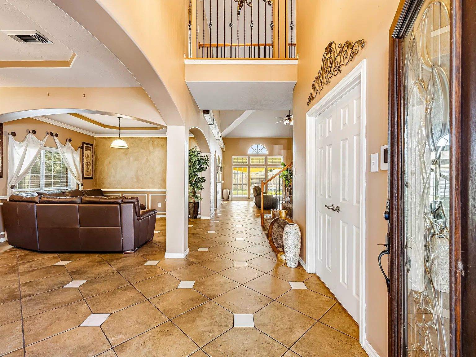 5 bed, 3.5 bath, 3581 sqft, $5,750 — Photo 3