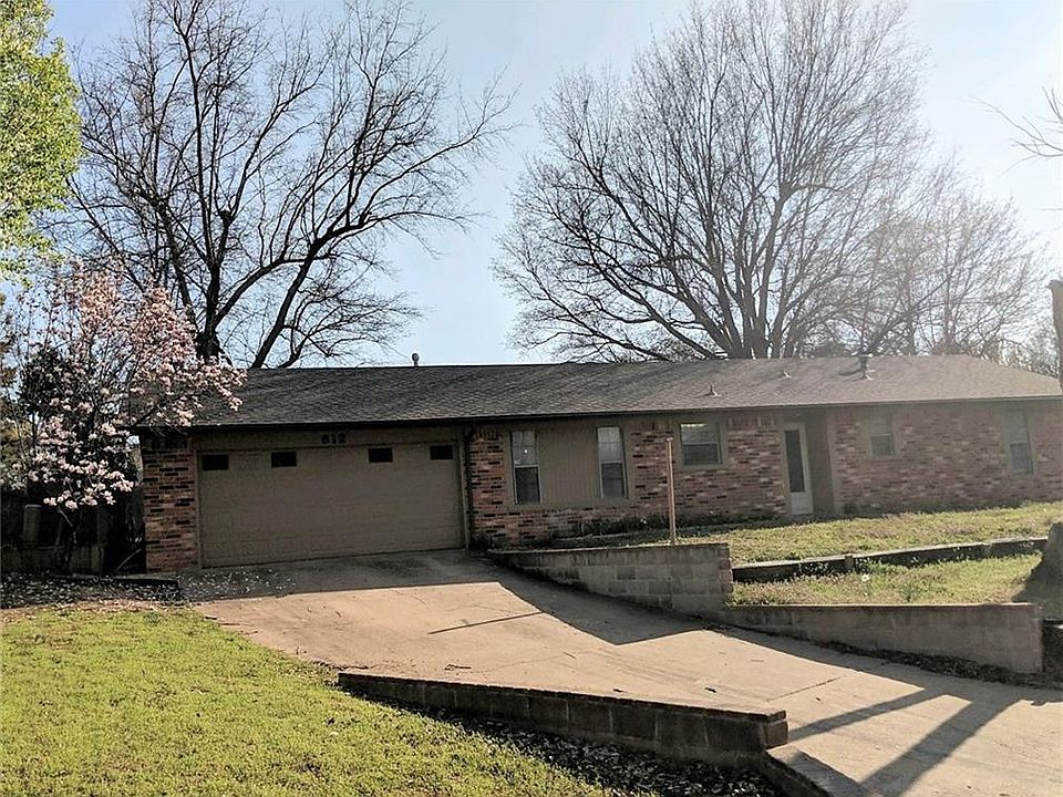 1st image of 812 Douglas Dr