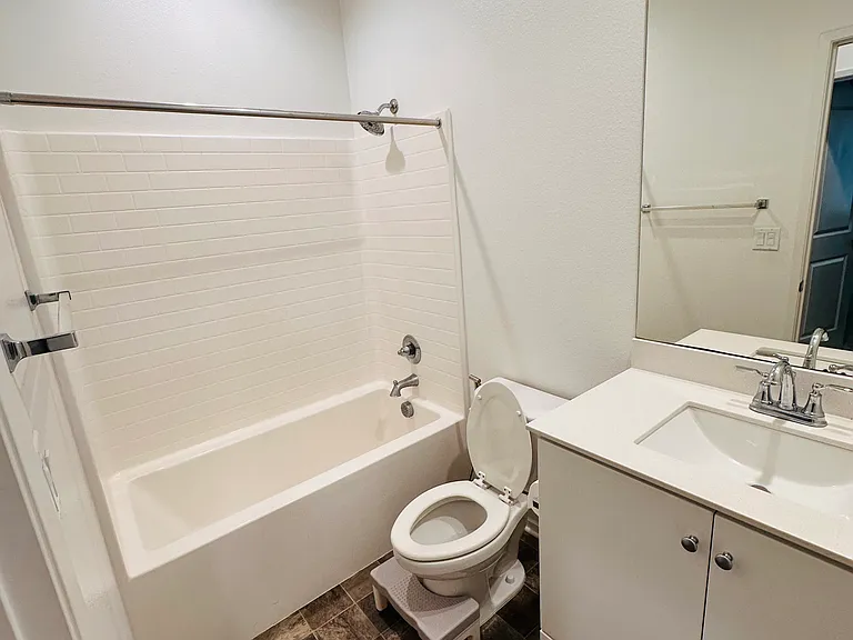 Bedroom 1 - Full Bathroom view