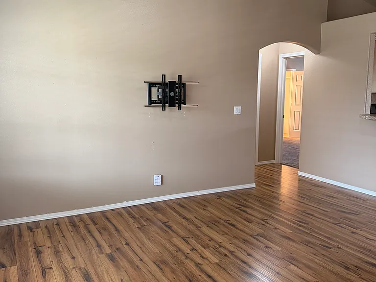 252 Archer Rd — Photo 3