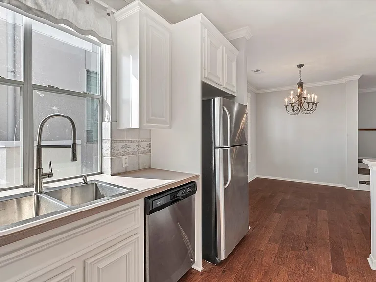 1508 Crocker St — Photo 8