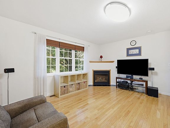 3rd image of 10 Regency Ct Unit 10